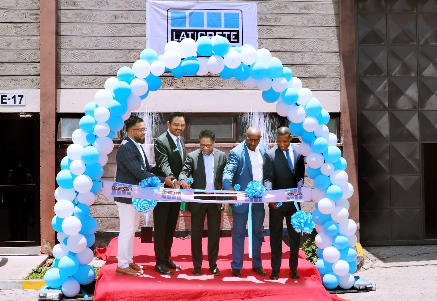 Cerimonia di taglio del nastro per l’inaugurazione dell’impianto LATICRETE in Kenya